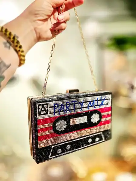 Taske med kassette design, perfekt til retro og musikelskere.