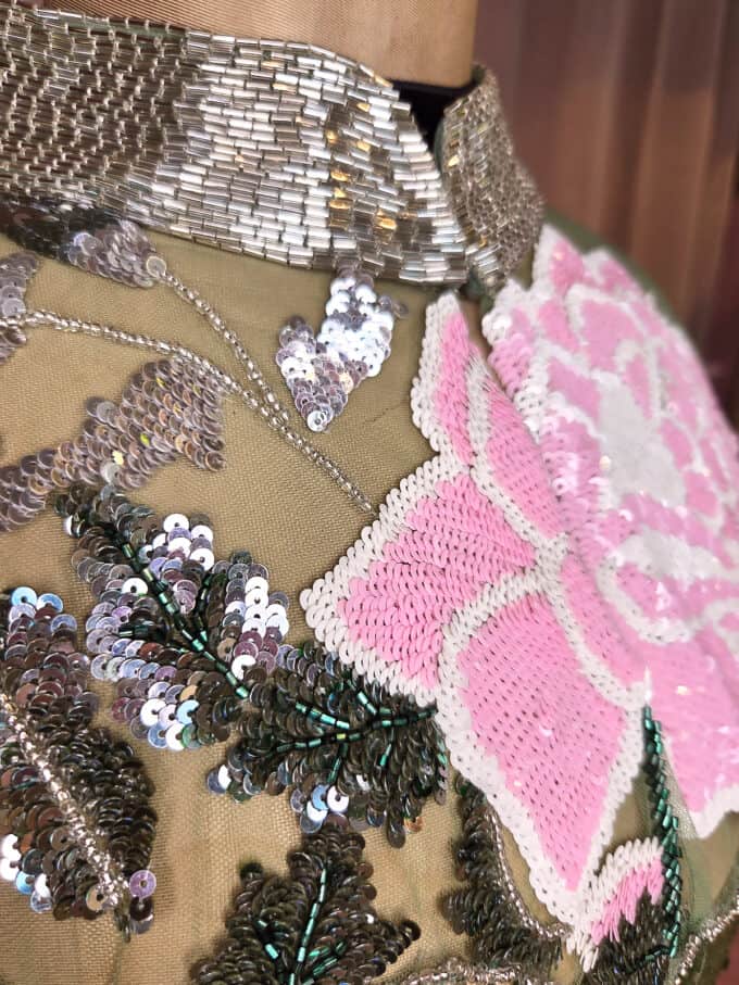 Håndbroderet kappe med sølvperler og lyserøde pallietroser - detaljer
