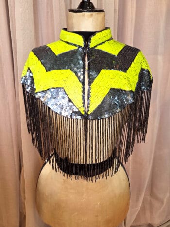 Håndbroderet kappe med gule og gunmetal pallietter i geometisk zigzag mønster - front