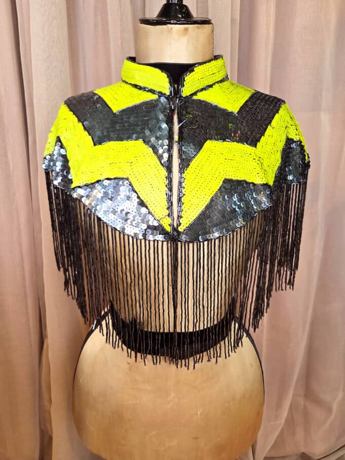 Håndbroderet kappe med gule og gunmetal pallietter i geometisk zigzag mønster - front