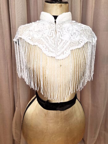 Håndbroderet kappe i hvide perler og hvide paletter, Bridal style - front