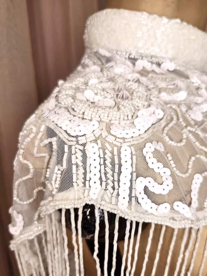 Håndbroderet kappe i hvide perler og hvide paletter, Bridal style - detaljer