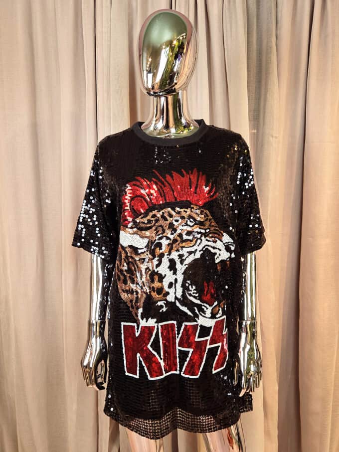 Tshirt kjole i pallietter med teksten KIZZ