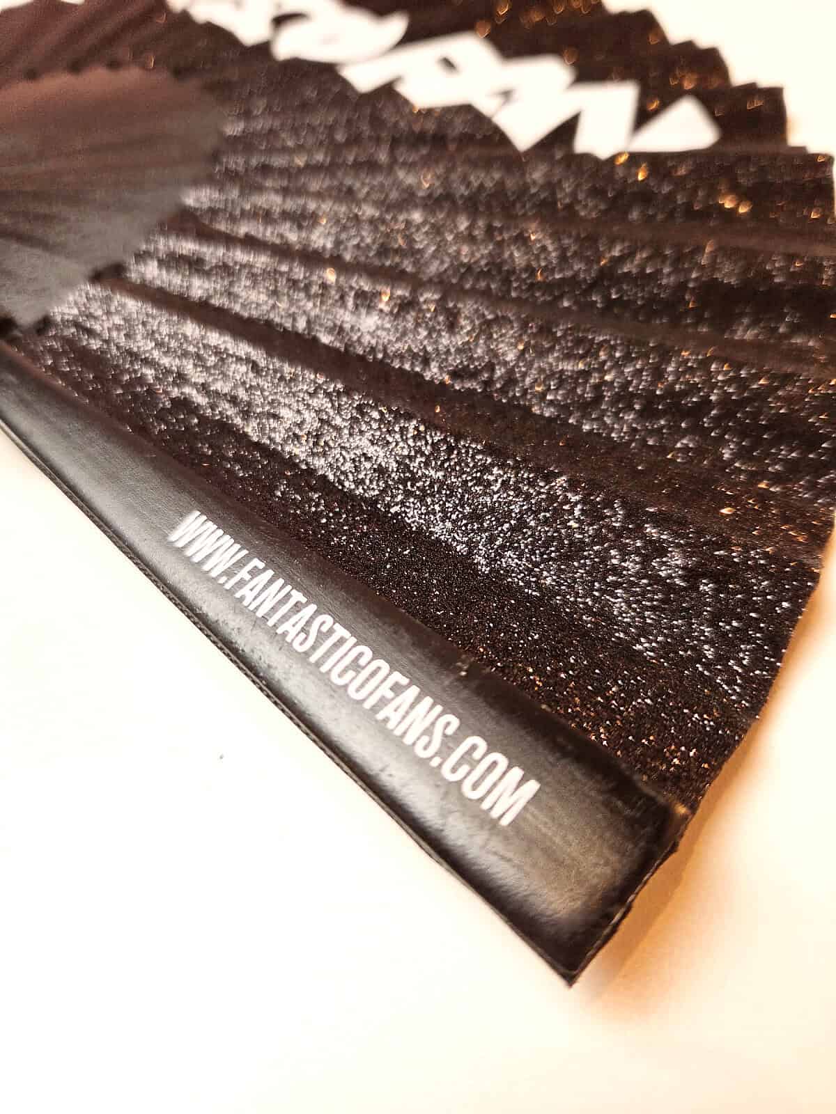 Håndvifte i sort glimmer, med teksten DISCOFAN - detaljer