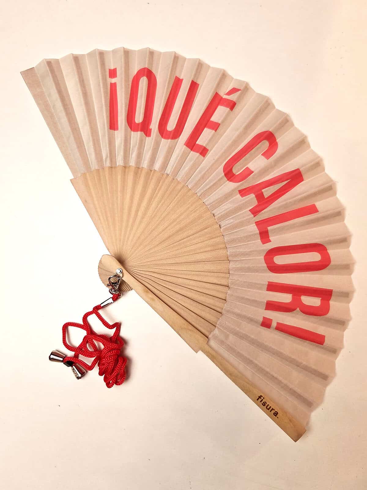 Håndvifte i træ med teksten QUE CALOR i rød, fra fisura