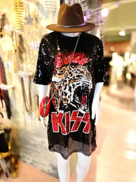 Kizz palliettrøje med leopard- og bandemotiv på mannequin.