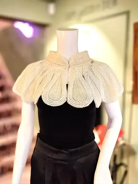 Perlekappe i hvide perler uden frynser, perfekt til elegante outfits.