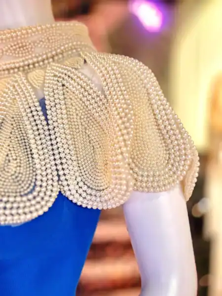 Perlekappe i hvide perler uden frynser, perfekt til elegante outfits og accessories.