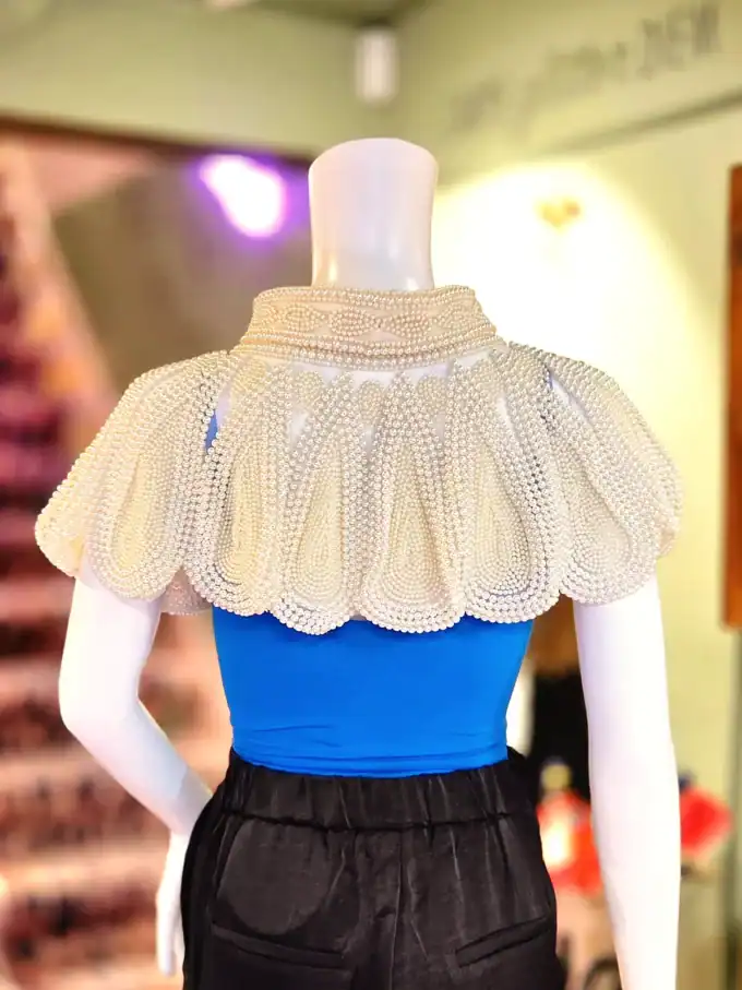 Perlekappe i hvide perler uden frynser, perfekt til elegante outfits.