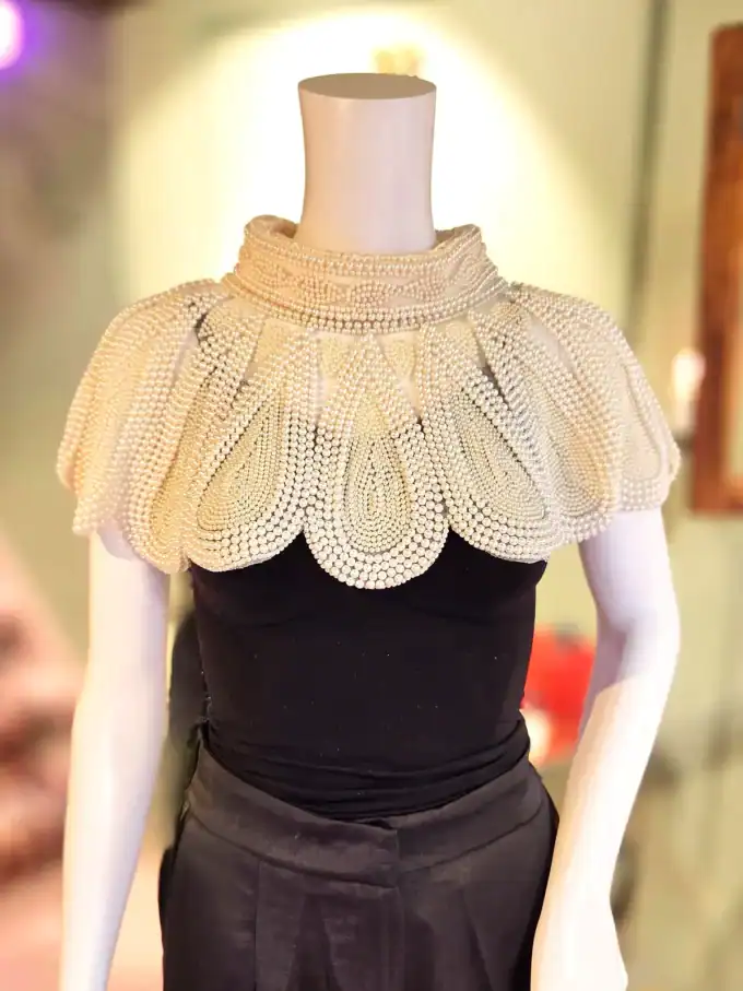 Perlekappe i hvide perler uden frynser, perfekt til elegante outfits og accessories.