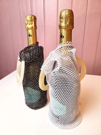 Champagnenet i hvid eller sort med similisten - vist med flaske i