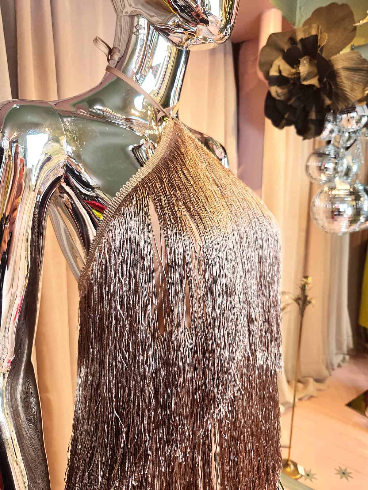 Frynsekjole i kobbertoner - top detaljer