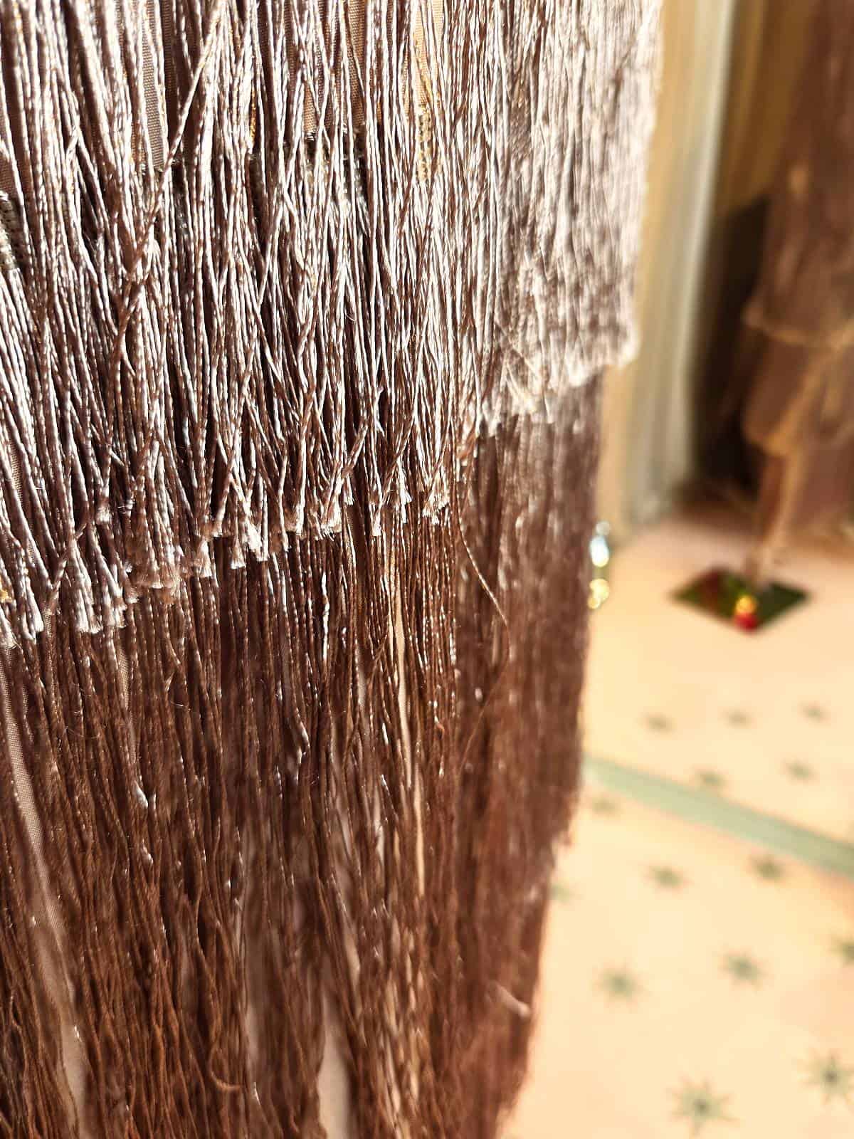 Frynsekjole i kobbertoner - fringe detaljer