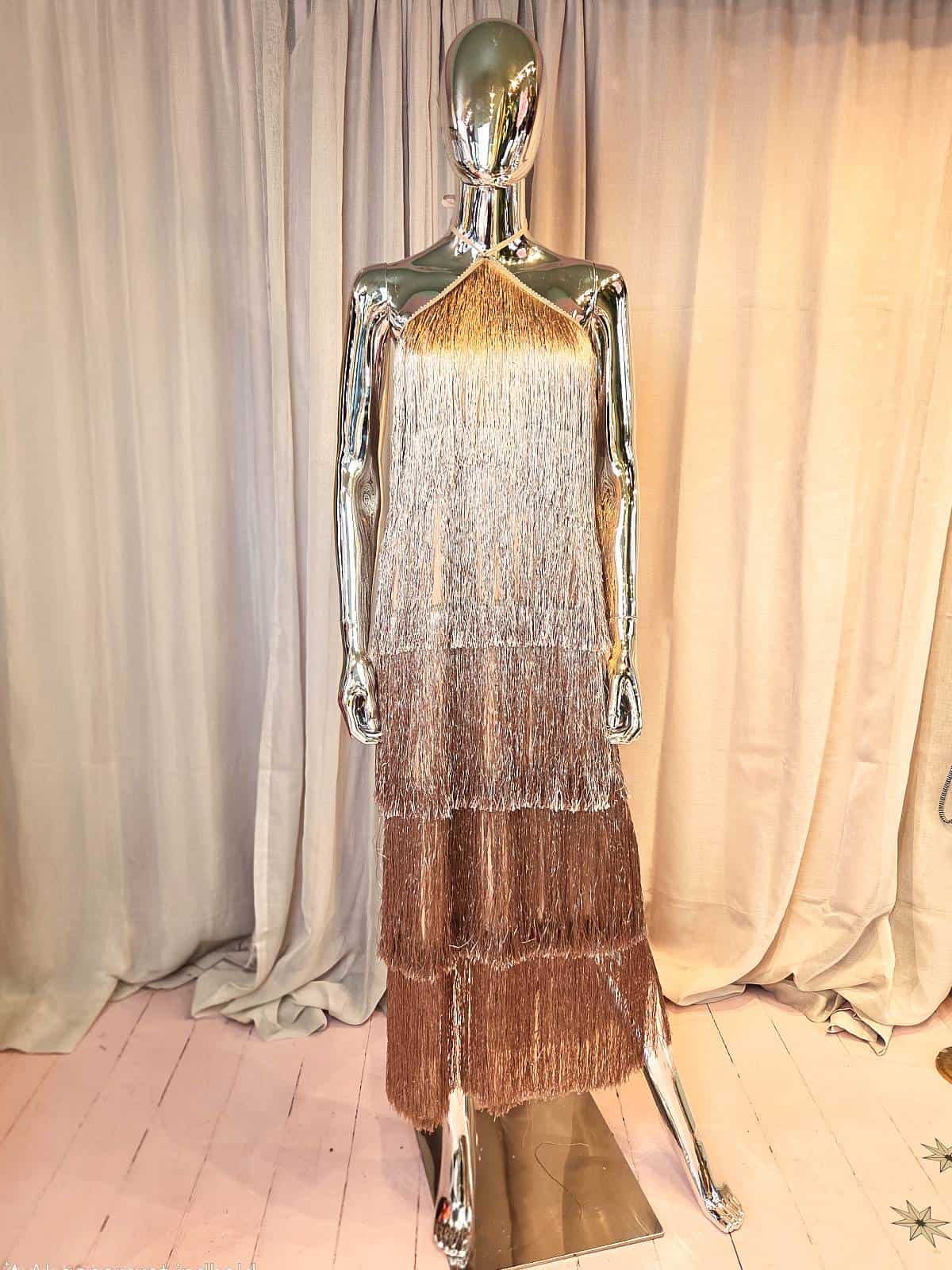 Frynsekjole i kobbertoner