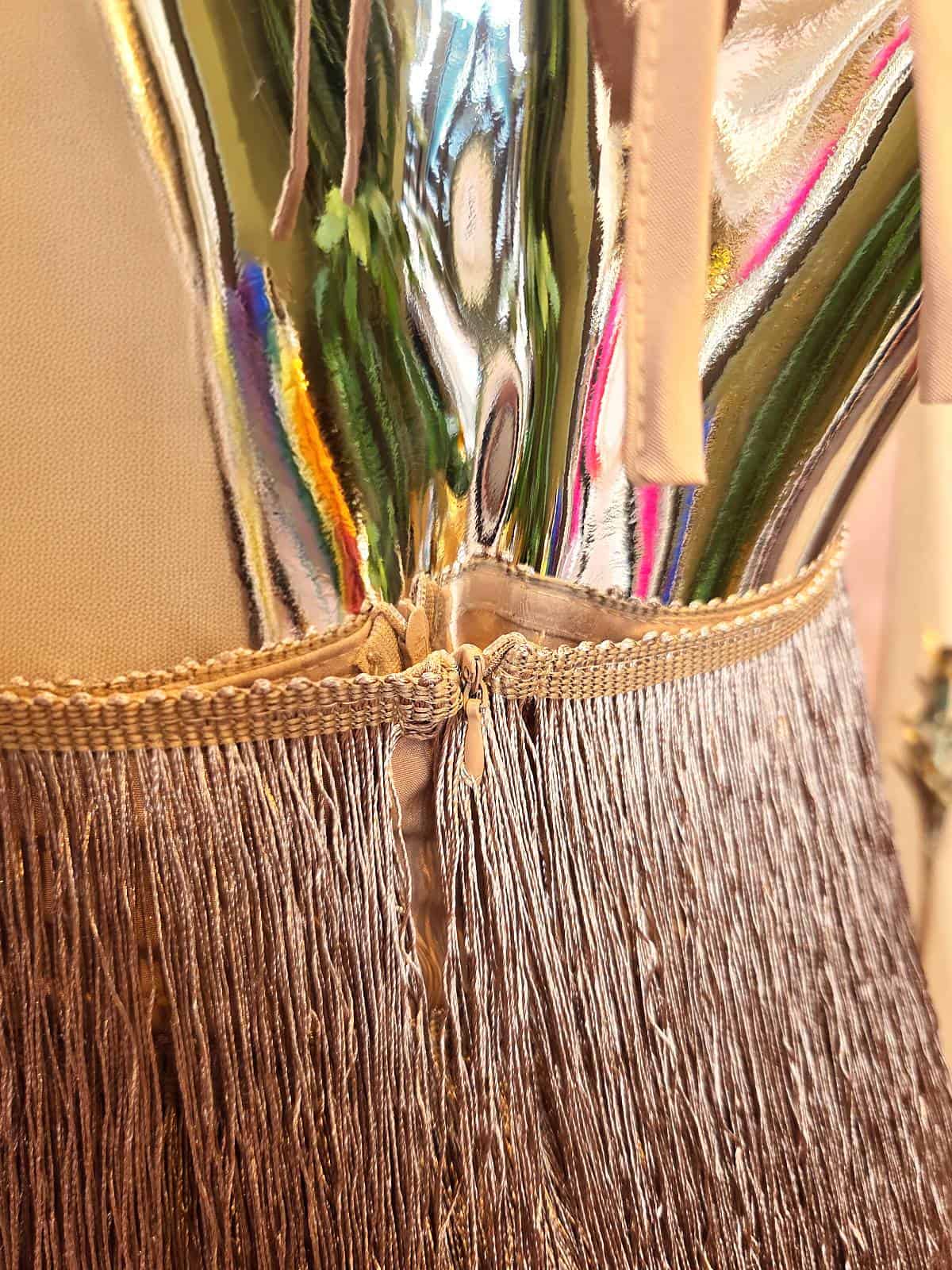 Frynsekjole i kobbertoner - lynlås på ryggen