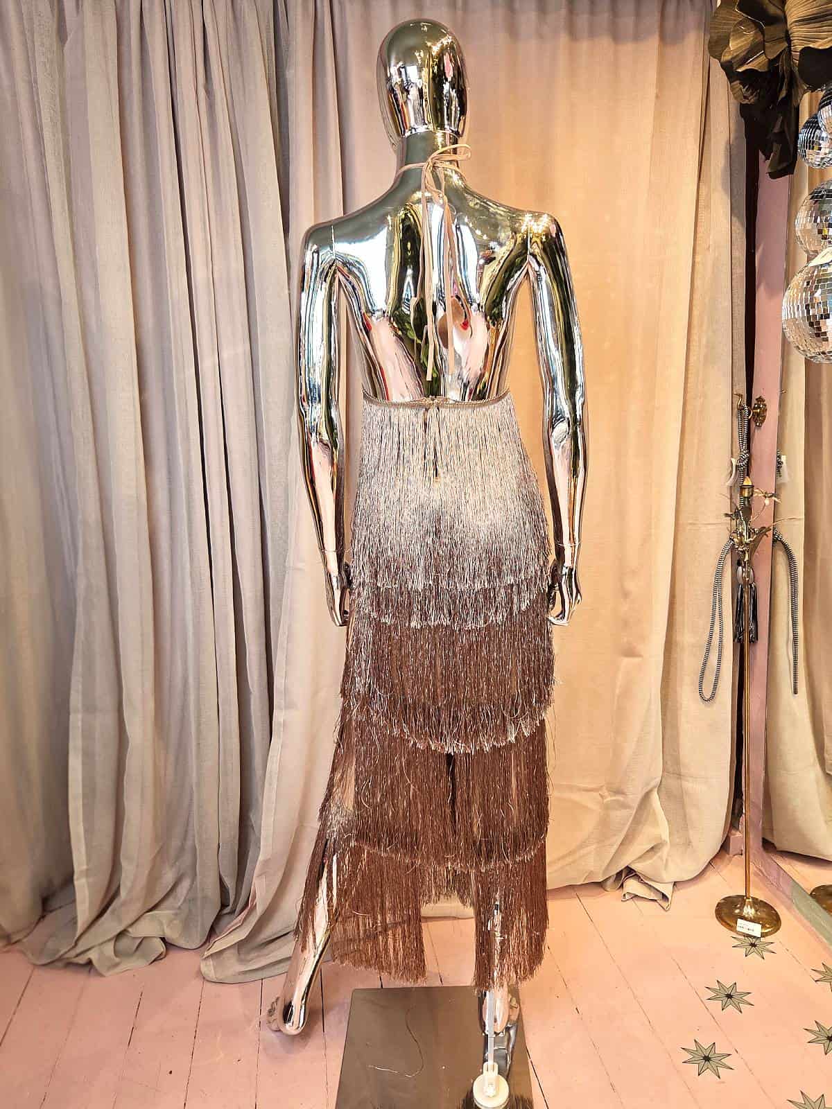 Frynsekjole i kobbertoner - ryg