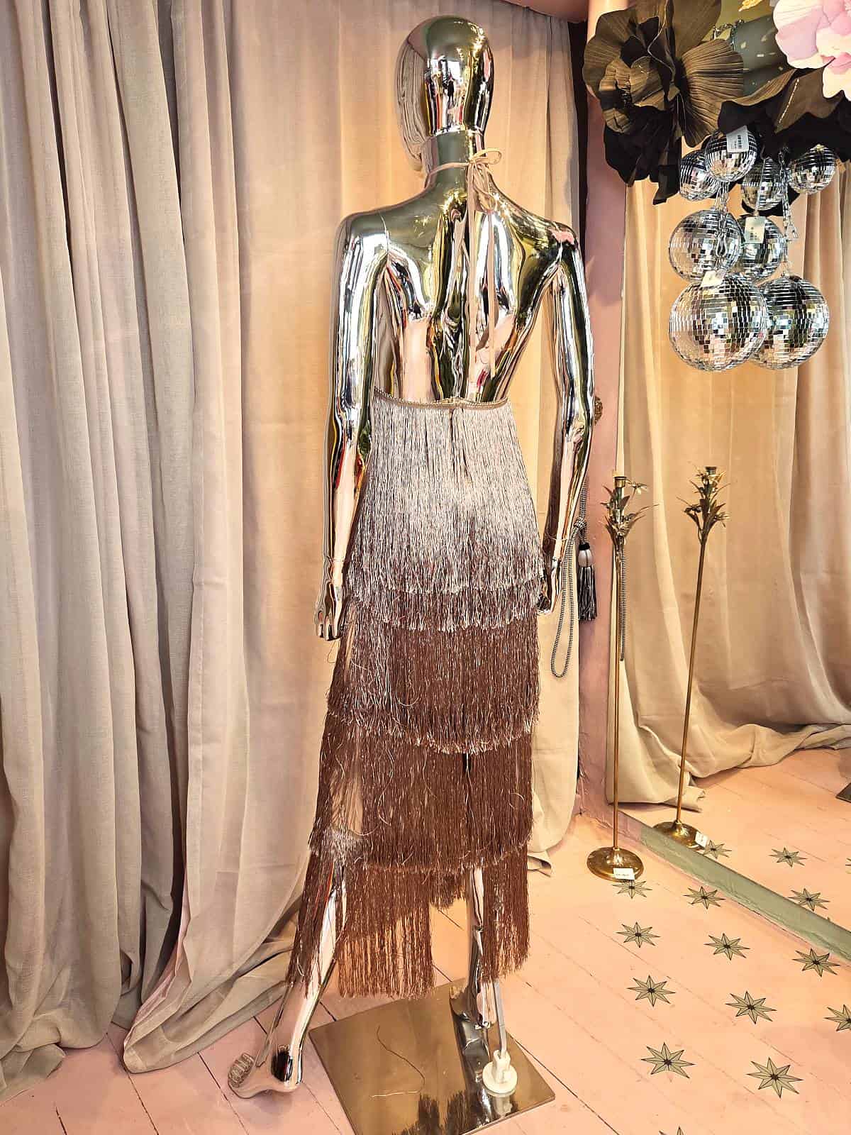 Frynsekjole i kobbertoner - ryg og bagskørt detaljer