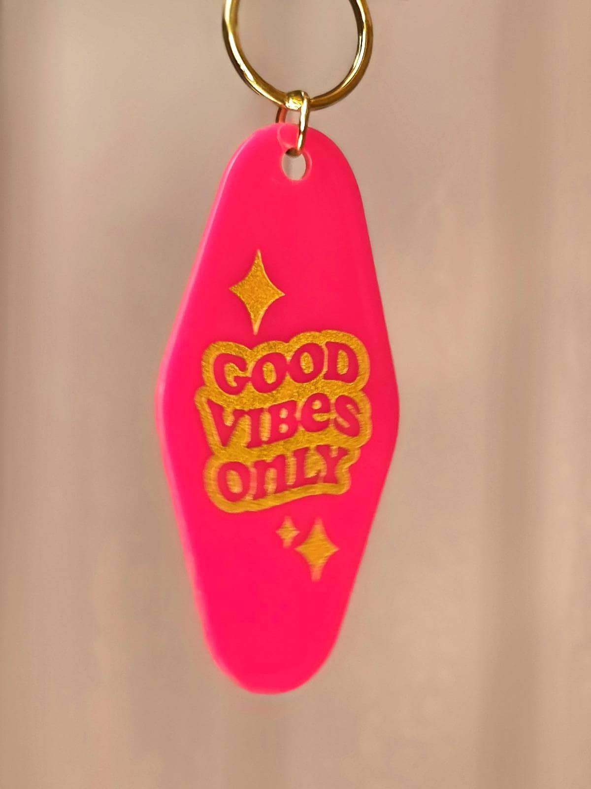 Nøglering med tekst - good vibes only