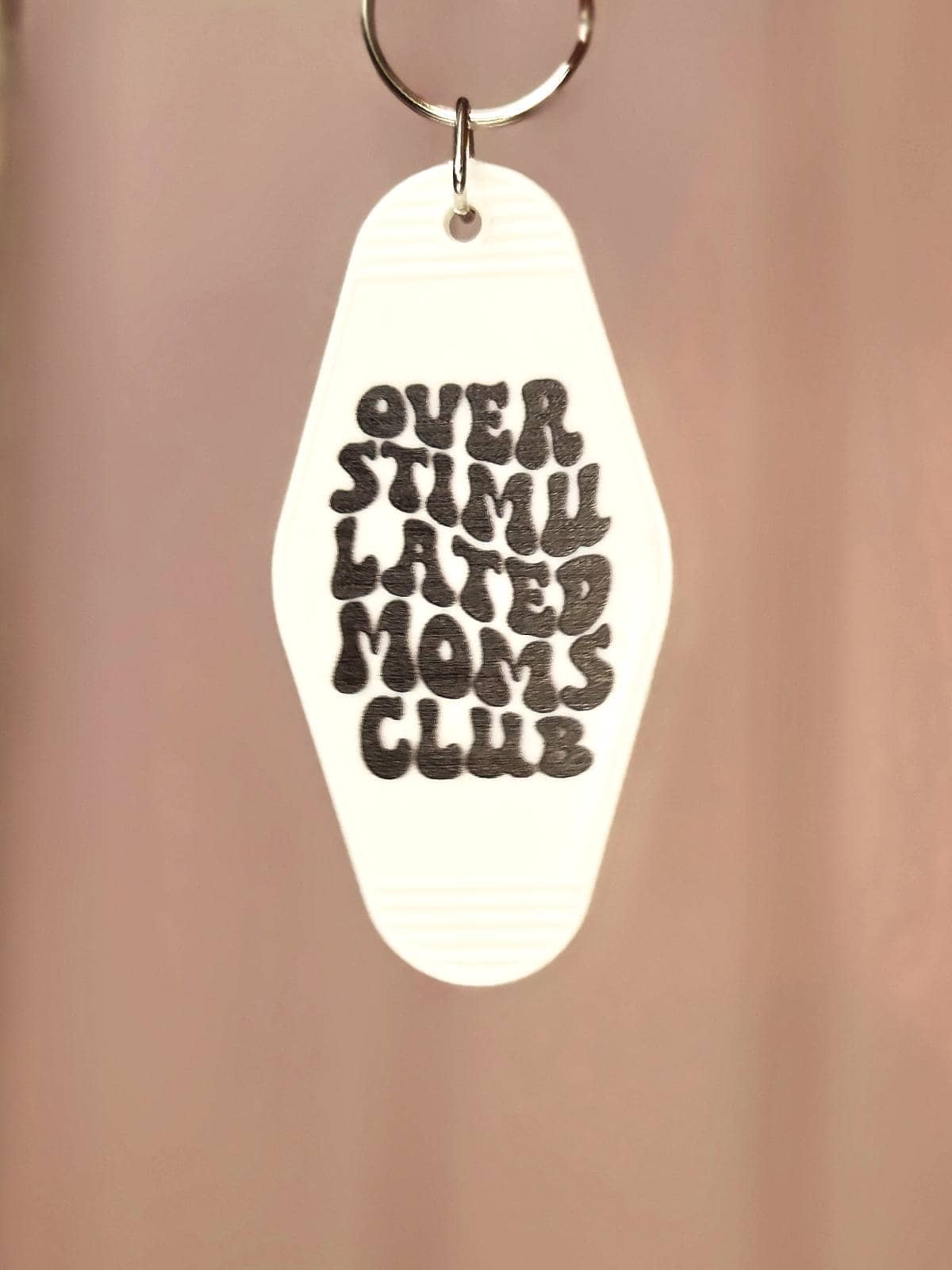 Nøglering med tekst - overstimulated moms club