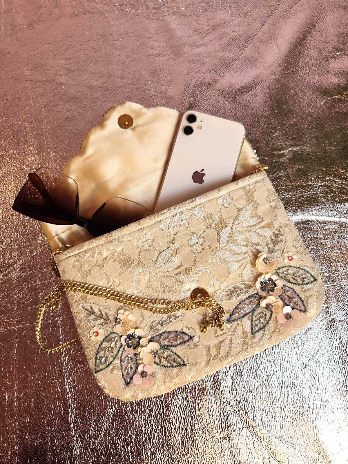 håndlavet Perleclutch med blomster og indhold