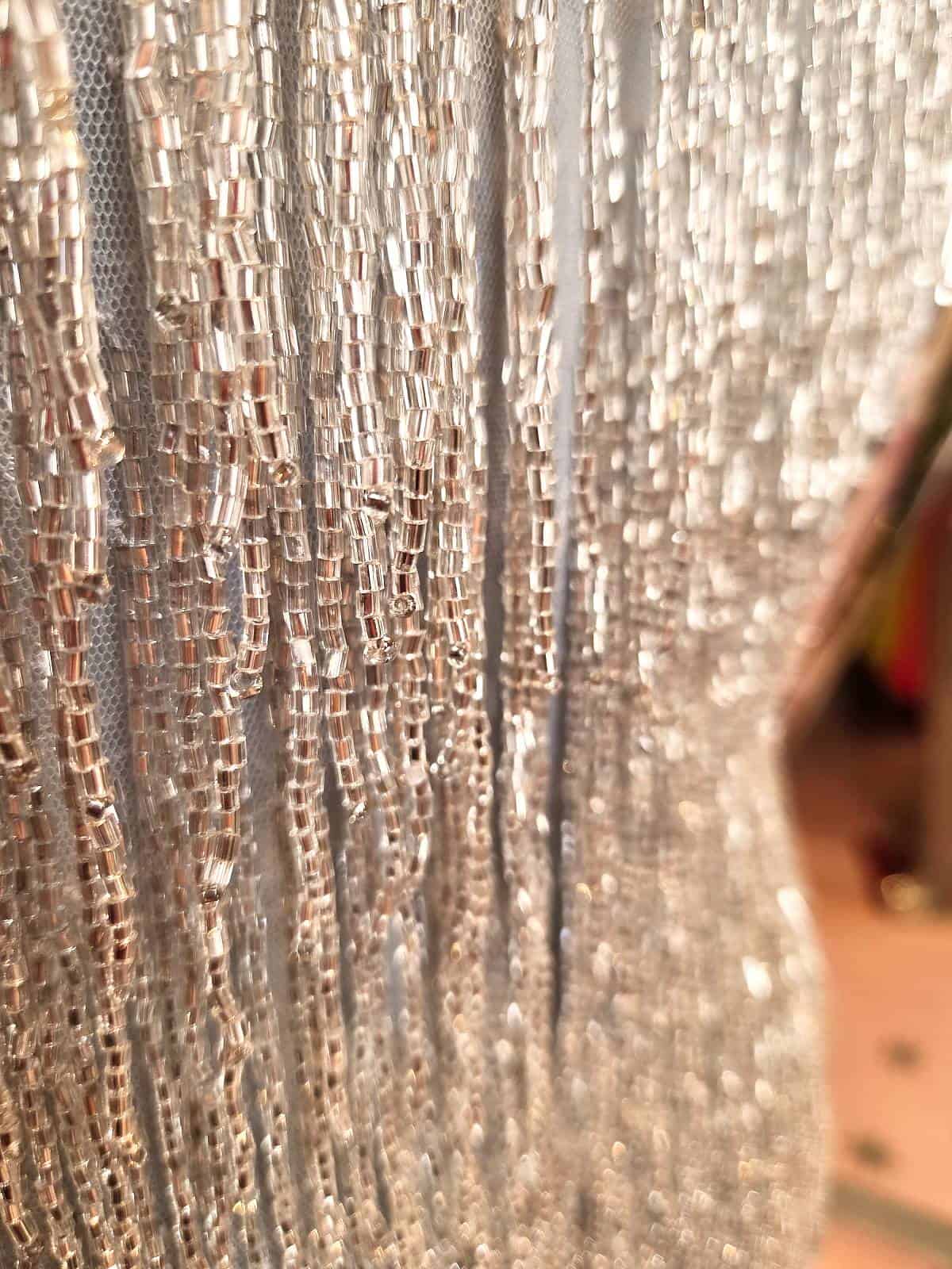 Frynsejumpsuit - detaljer på perlefrynser