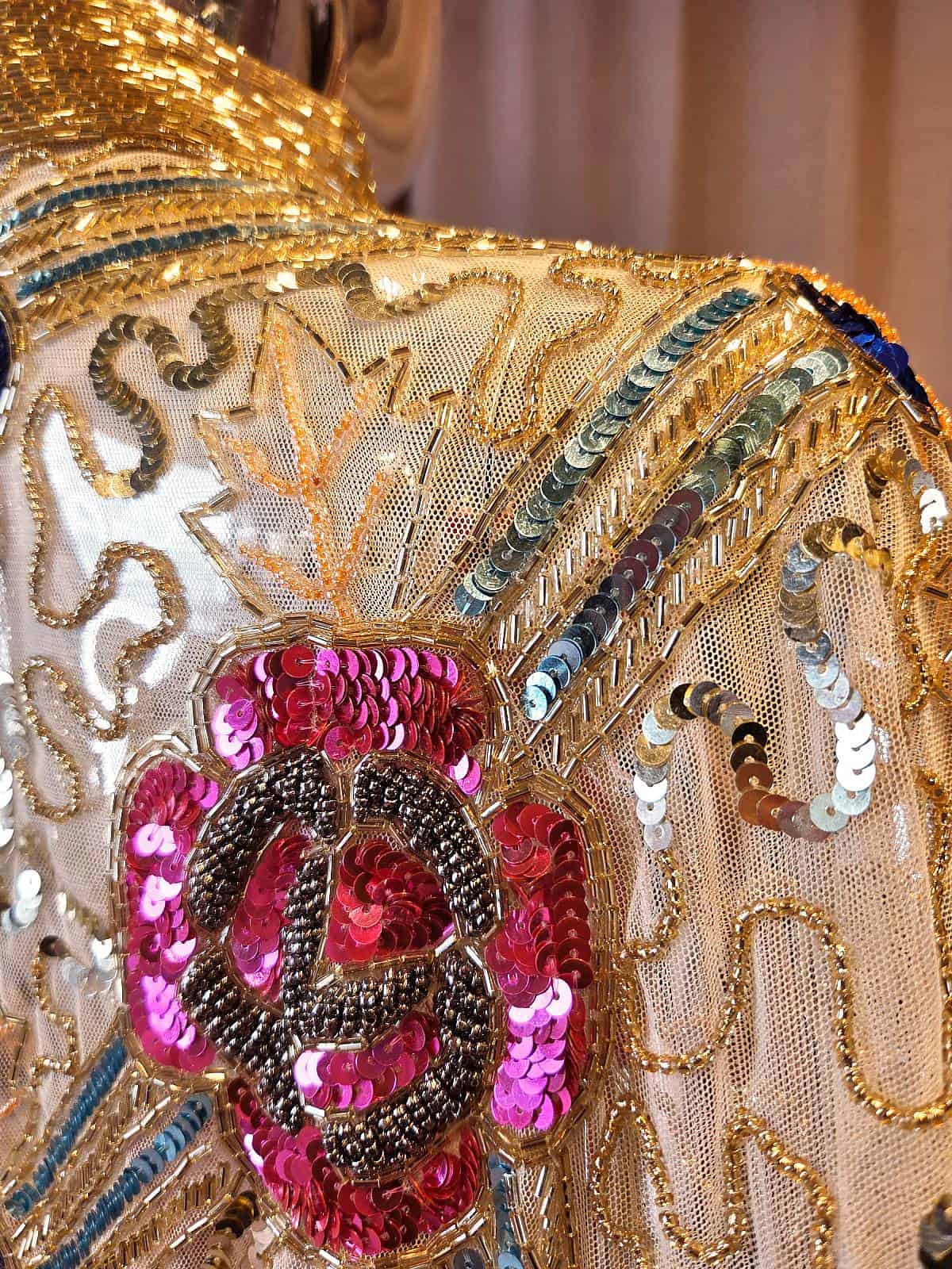 Perlekappe - antik guldlook med rosa og mørkeblå blomster - detaljer