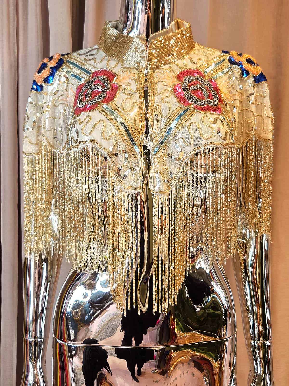 Perlekappe - antik guldlook med rosa og mørkeblå blomster - set forfra