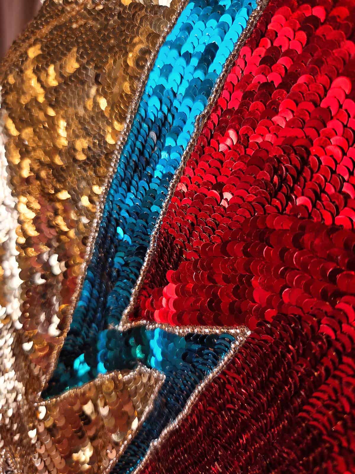 Perlekappe - Rødt og blåt Bowie lyn - lyn detaljer