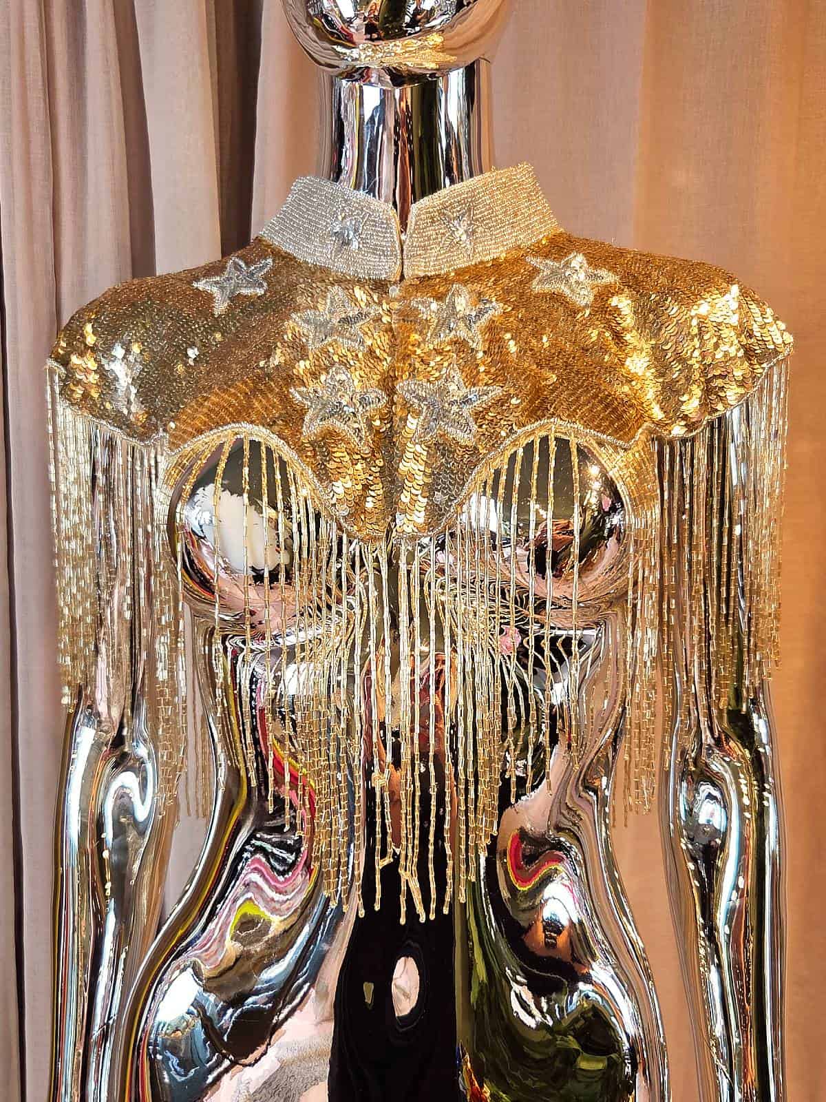 Perlekappe - Rødt og blåt Bowie lyn - front med stjerner