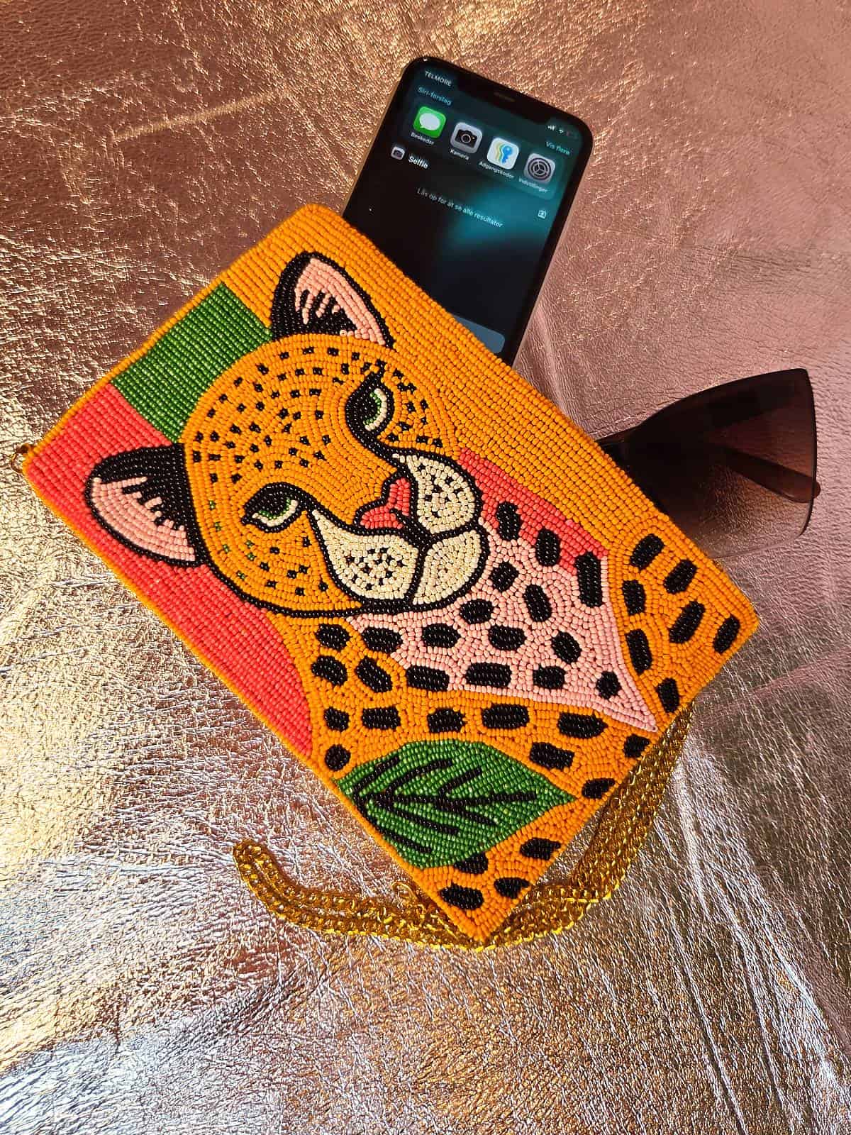 lille perletaske med leopard på - vertikal lomme