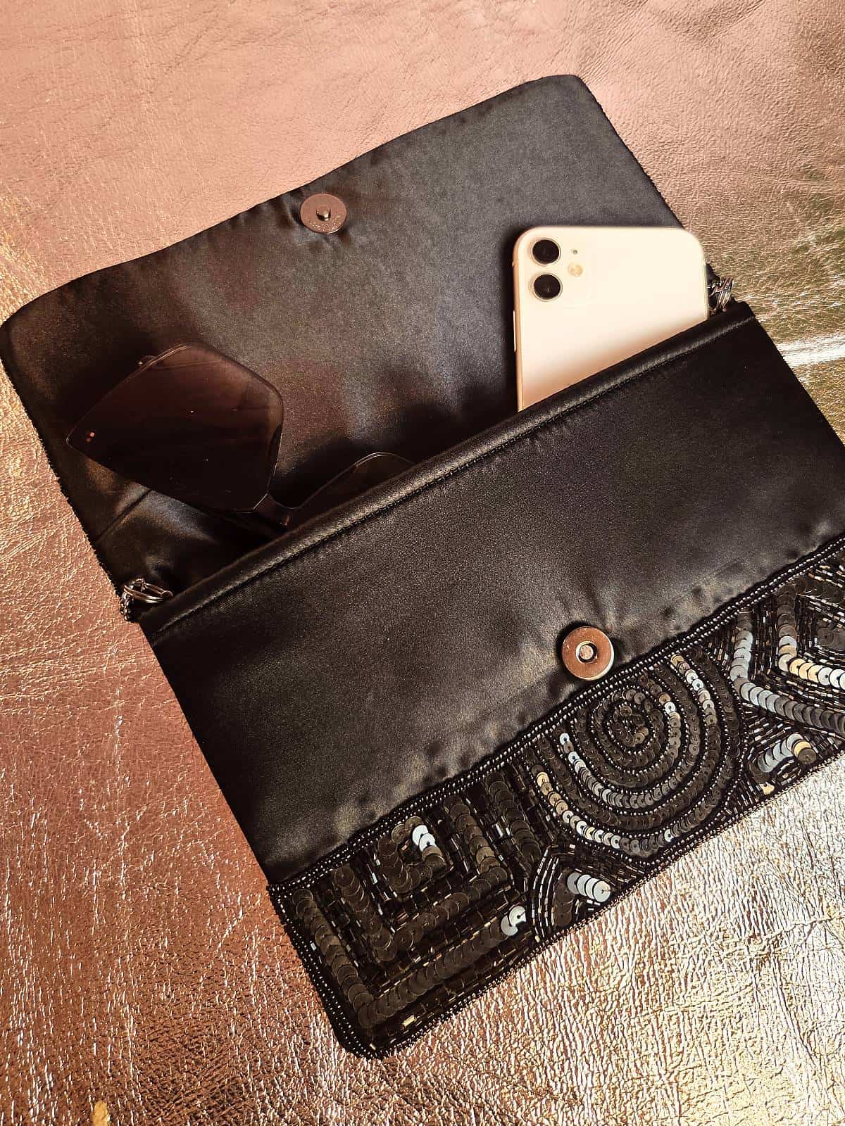håndlavet clutch med perler sort med indhold