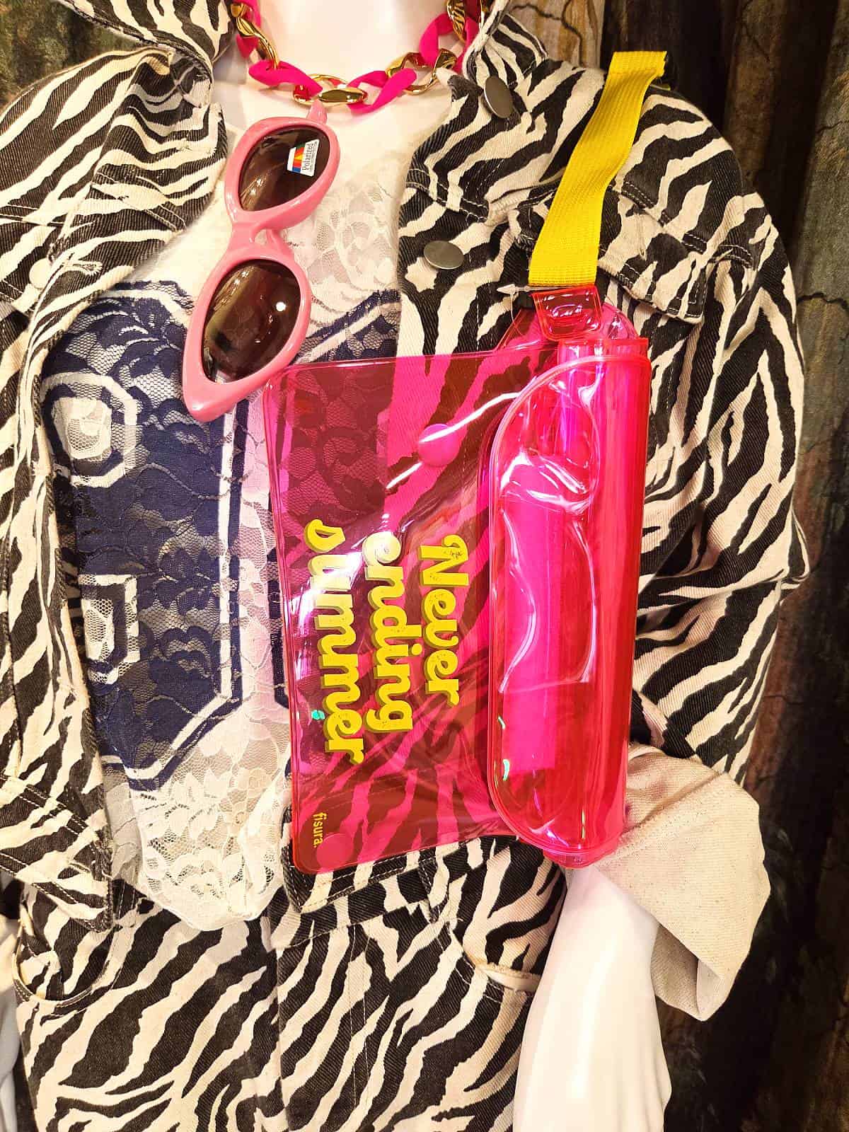 Gennemsigtig pink taske - Never ending summer stylet på et outfit