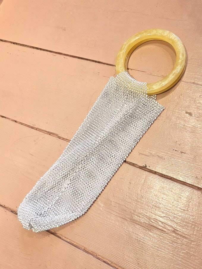 Champagnenet i hvid med similisten og stort rundt håndtag