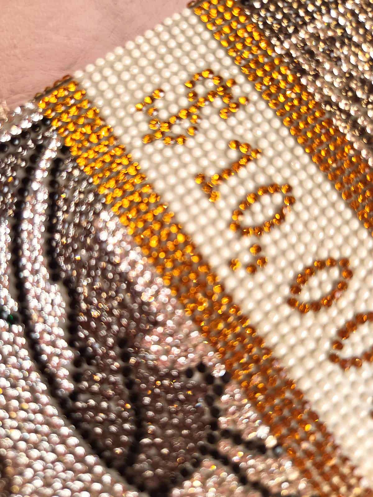 clutch med similisten formet som dollarbundt - detaljer