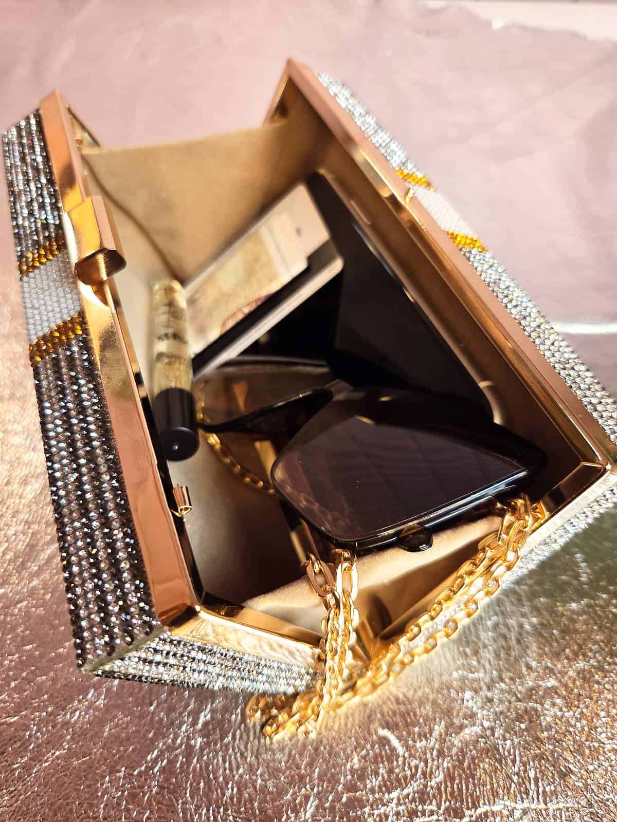 clutch med similisten formet som dollarbundt set med indhold