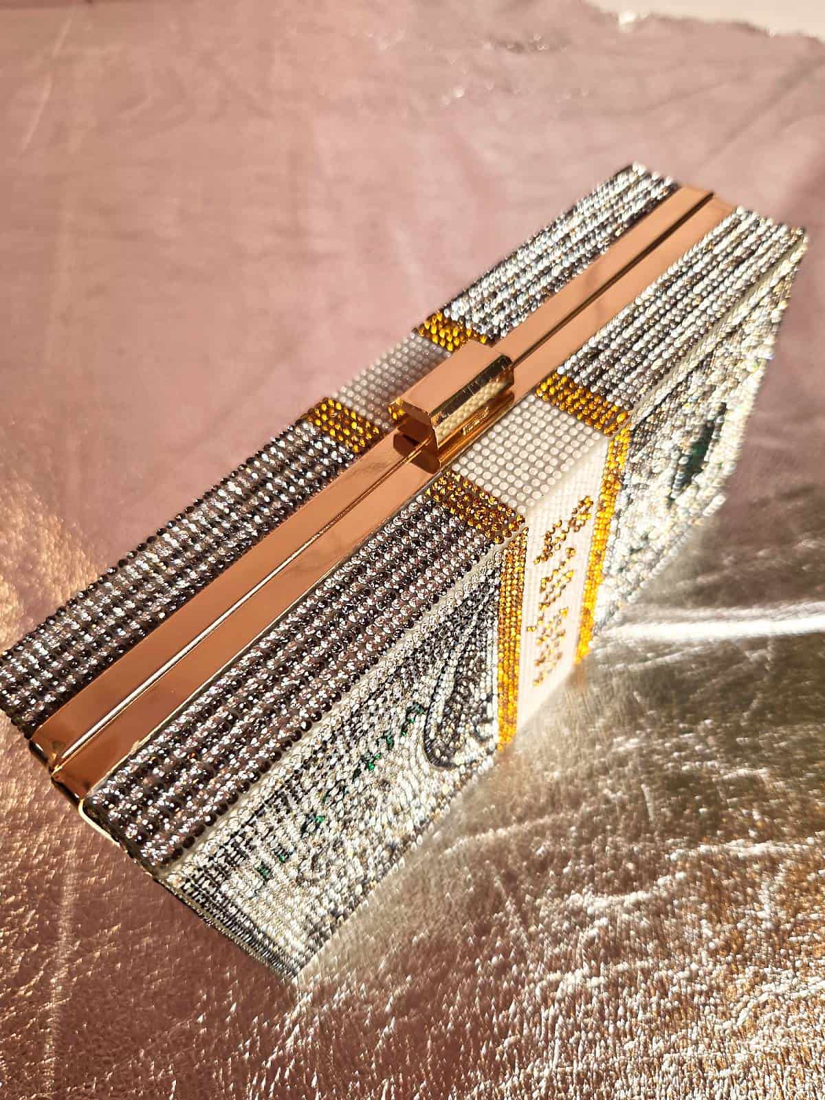 clutch med similisten formet som dollarbundt set ovenfra