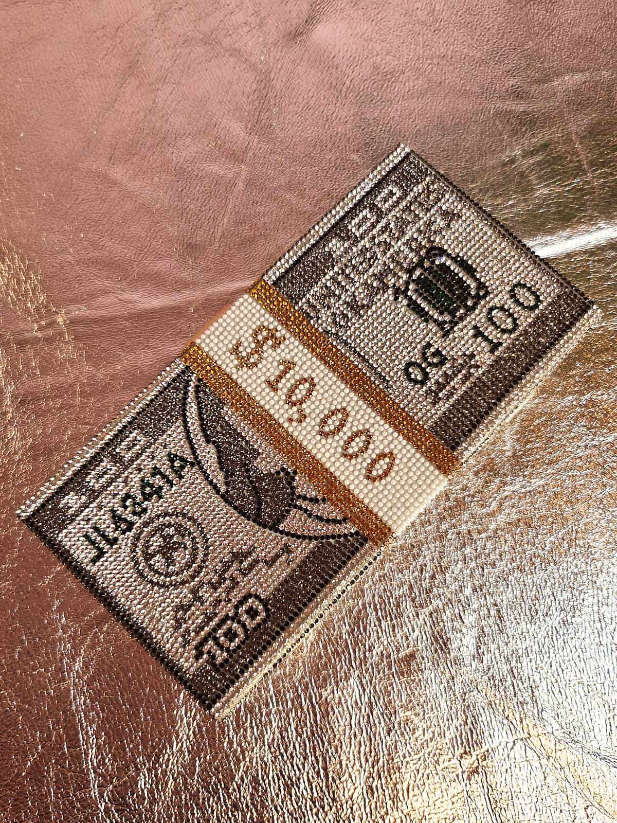 clutch med similisten formet som dollarbundt - på bord