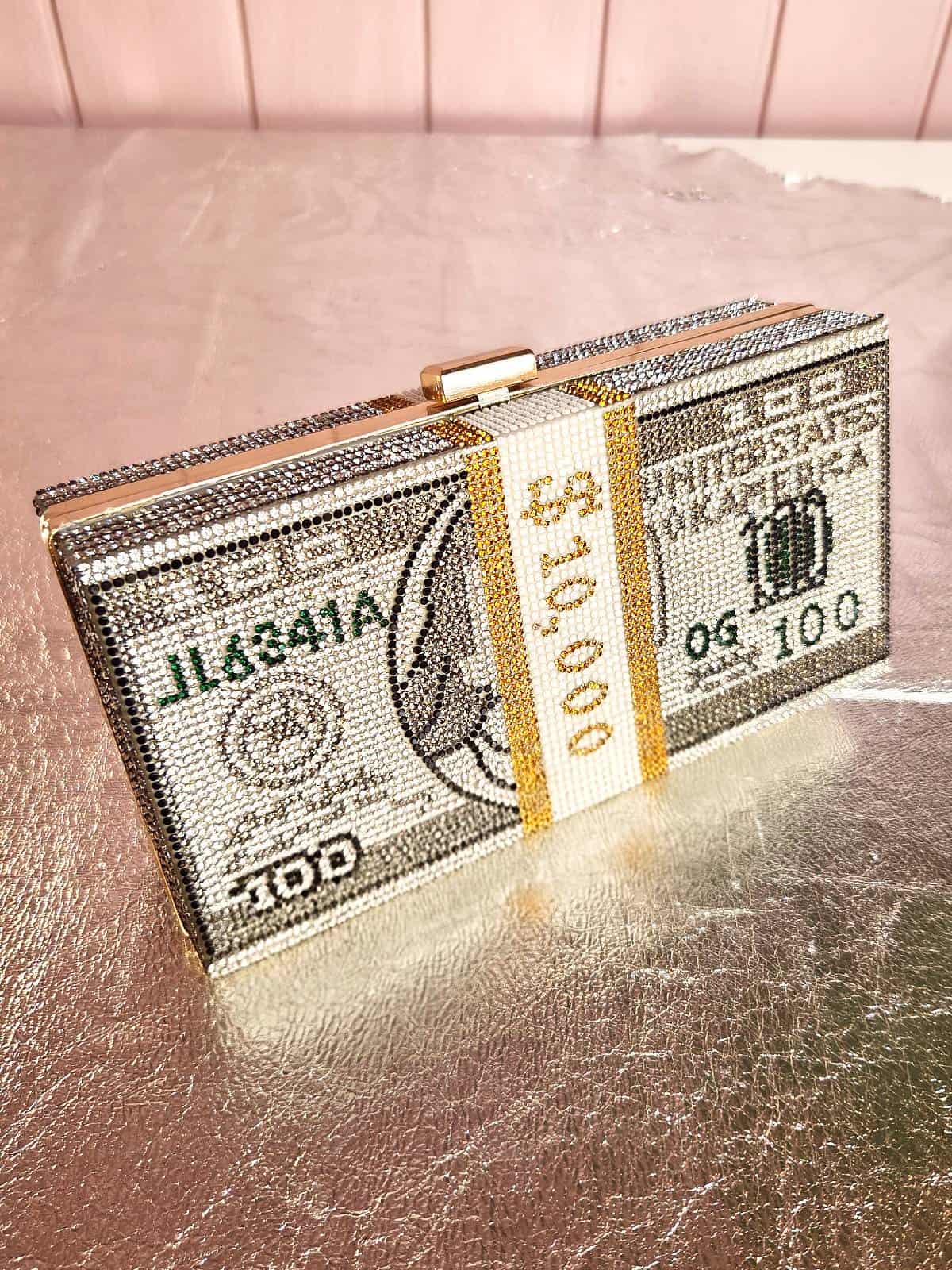 clutch med similisten formet som dollarbundt