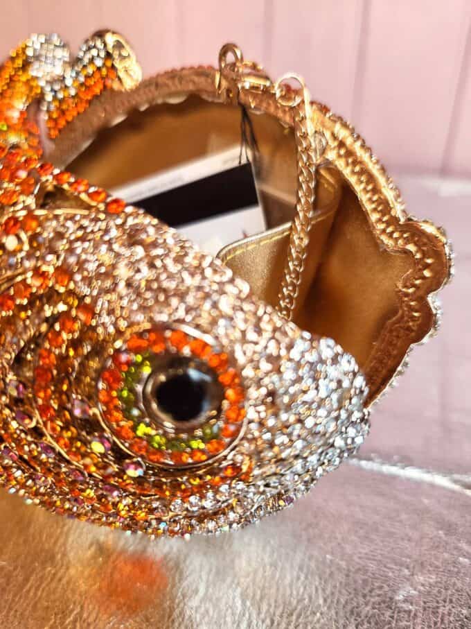 clutch med similisten formet som guldfisk med indhold