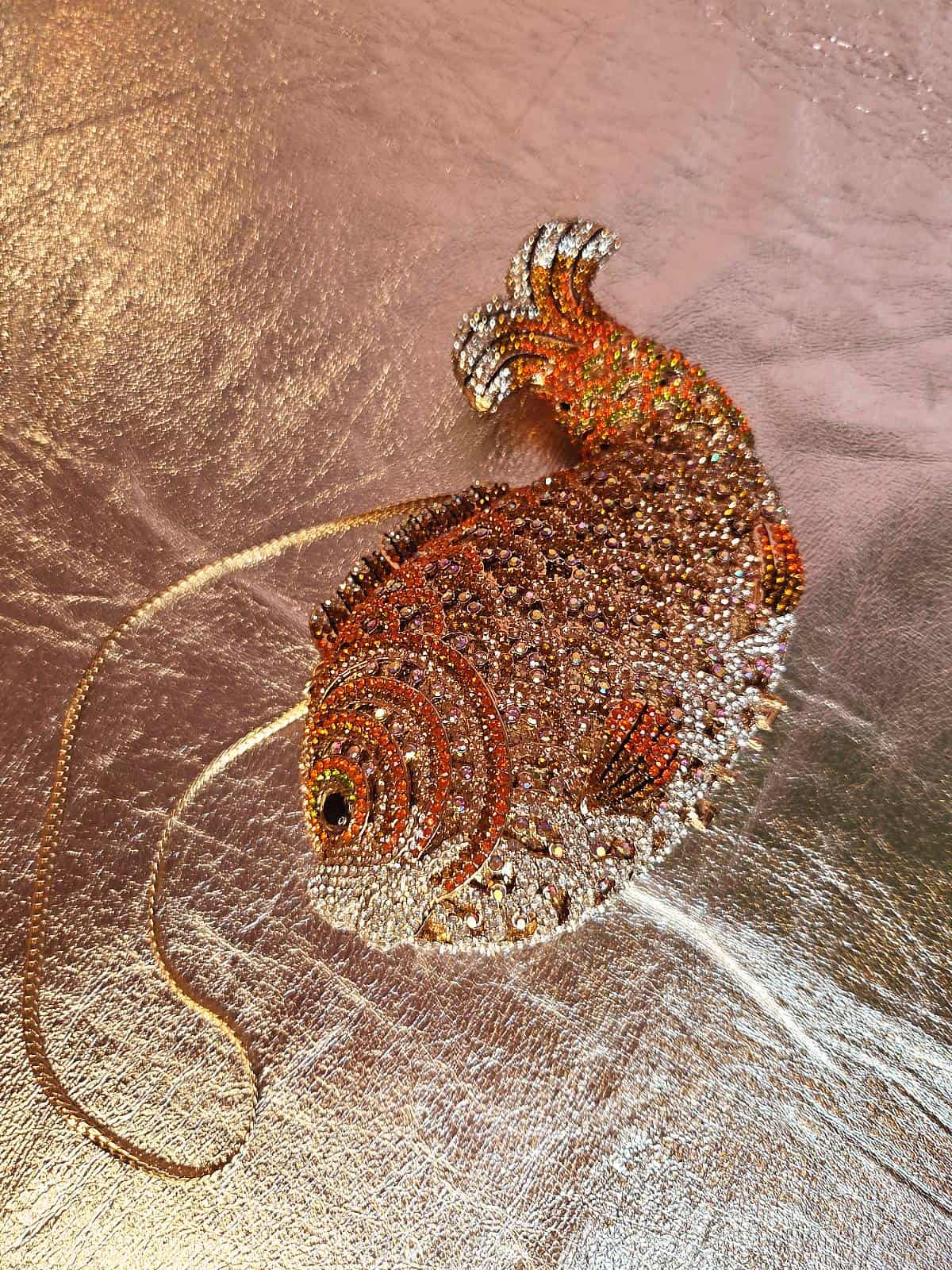 clutch med similisten formet som guldfisk - liggende