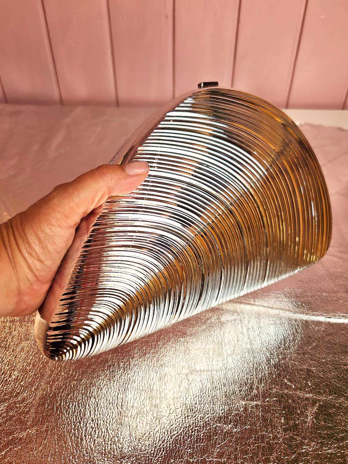 clutch formet som musling - sølvfarvet