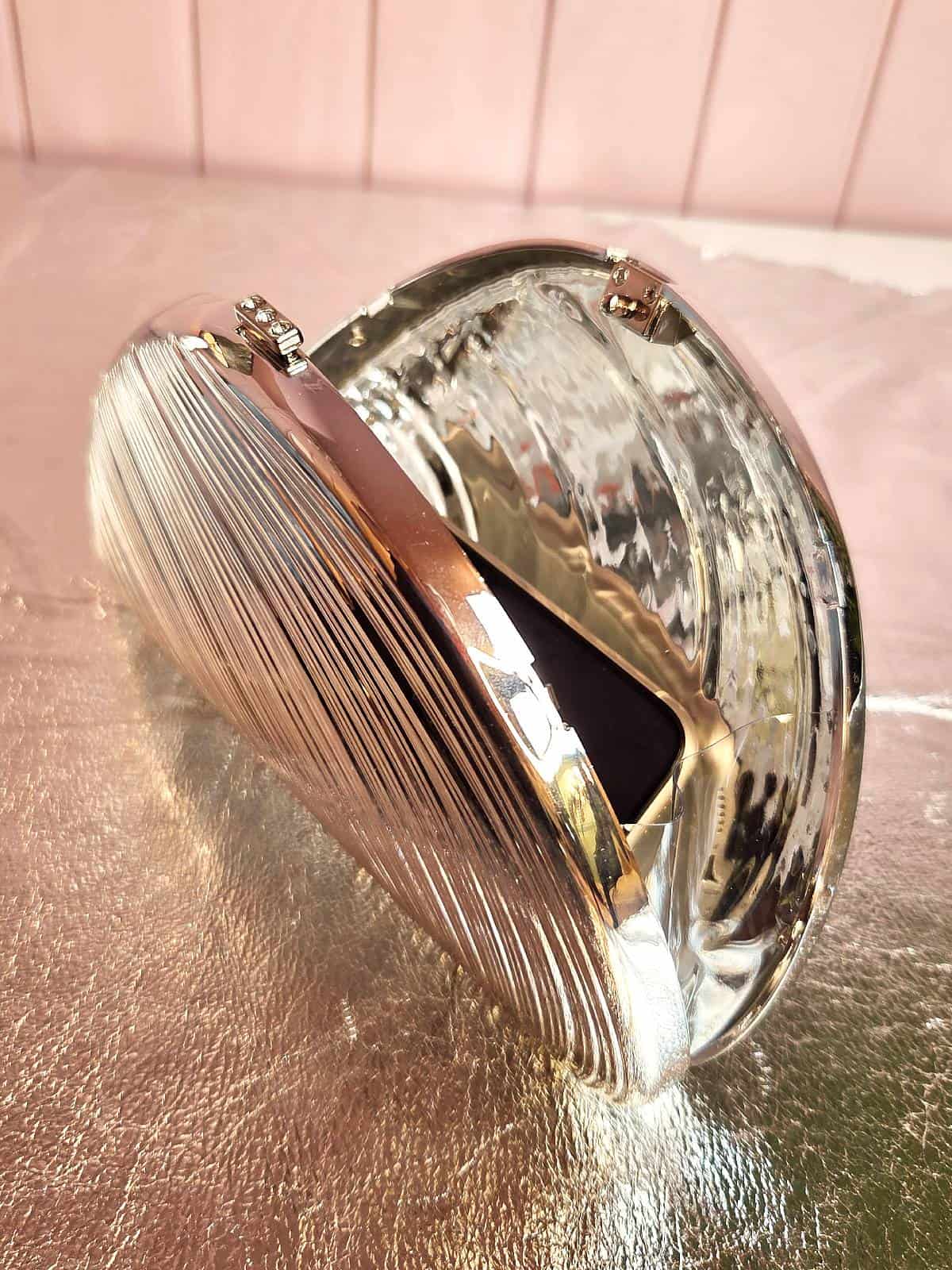 clutch sølvfarvet formet som musling - åben