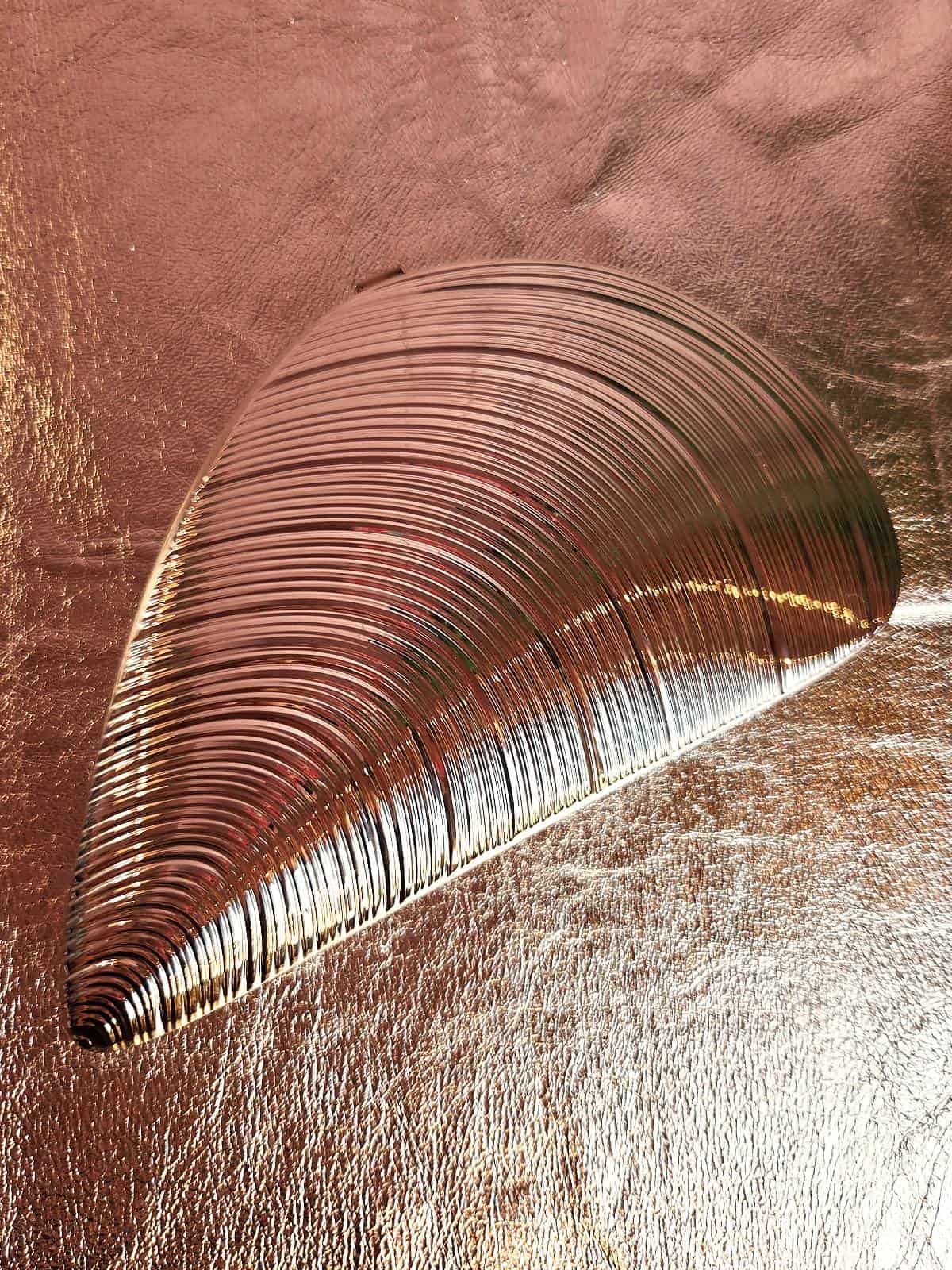 clutch sølvfarvet formet som musling