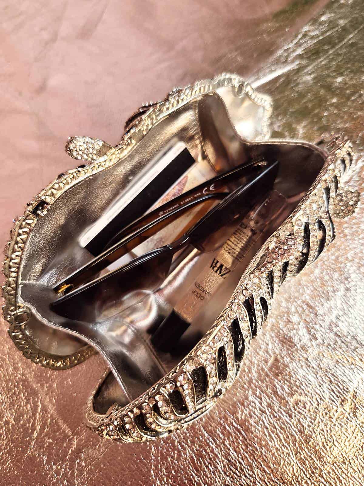 clutch med similisten formet som tiger - åben med indhold for størrelse