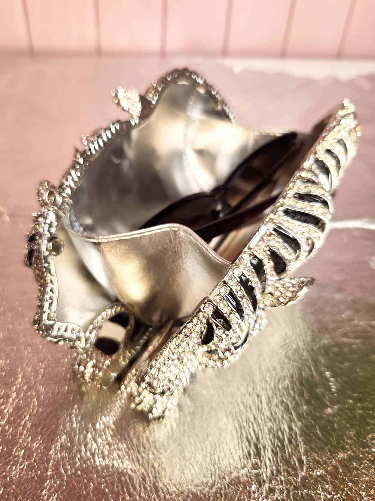 clutch med similisten formet som tiger - åben med indhold