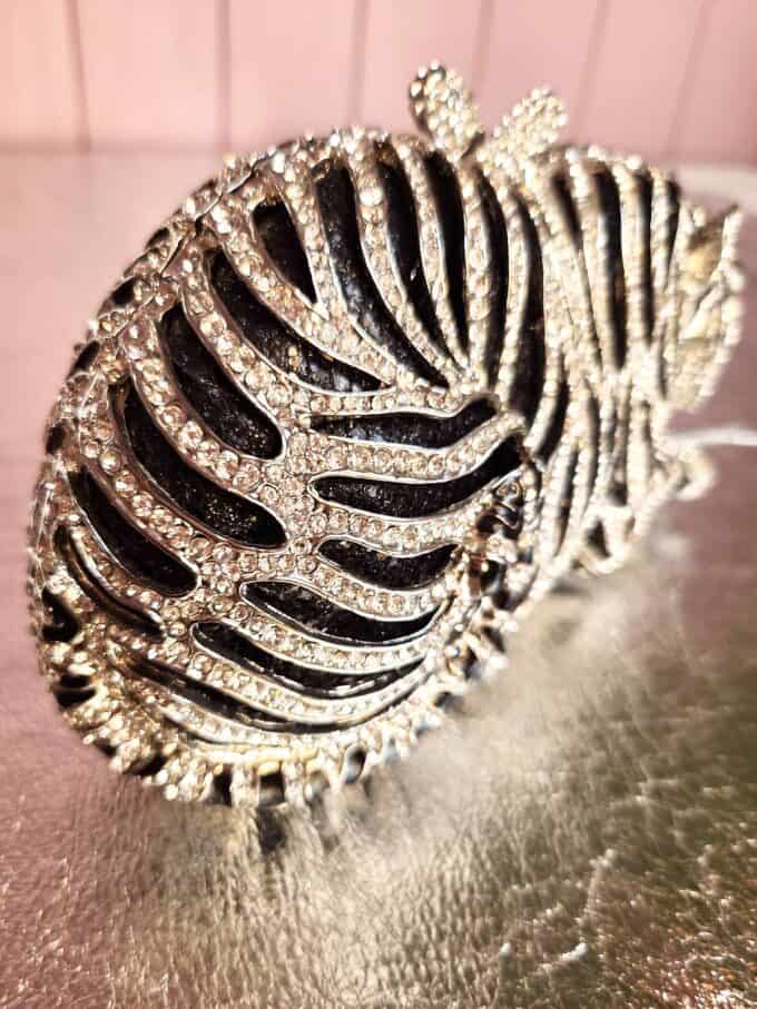 clutch med similisten formet som tiger - bagfra