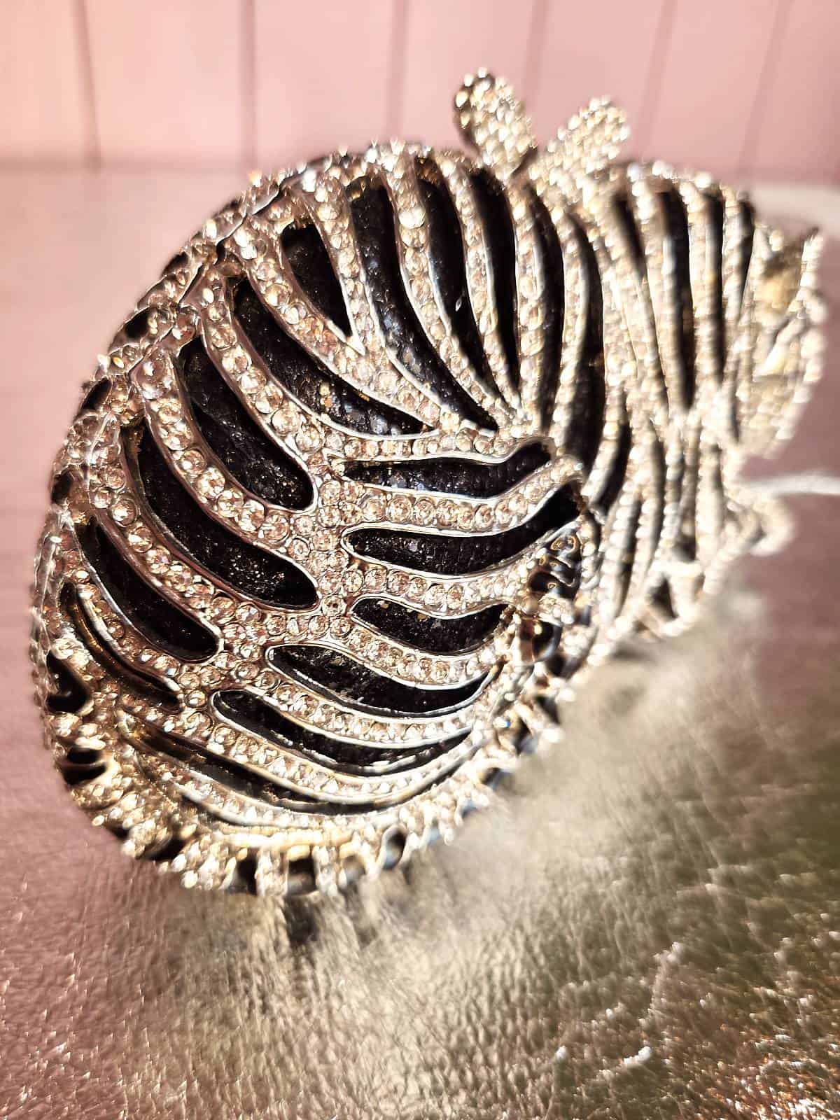 clutch med similisten formet som tiger - bagfra