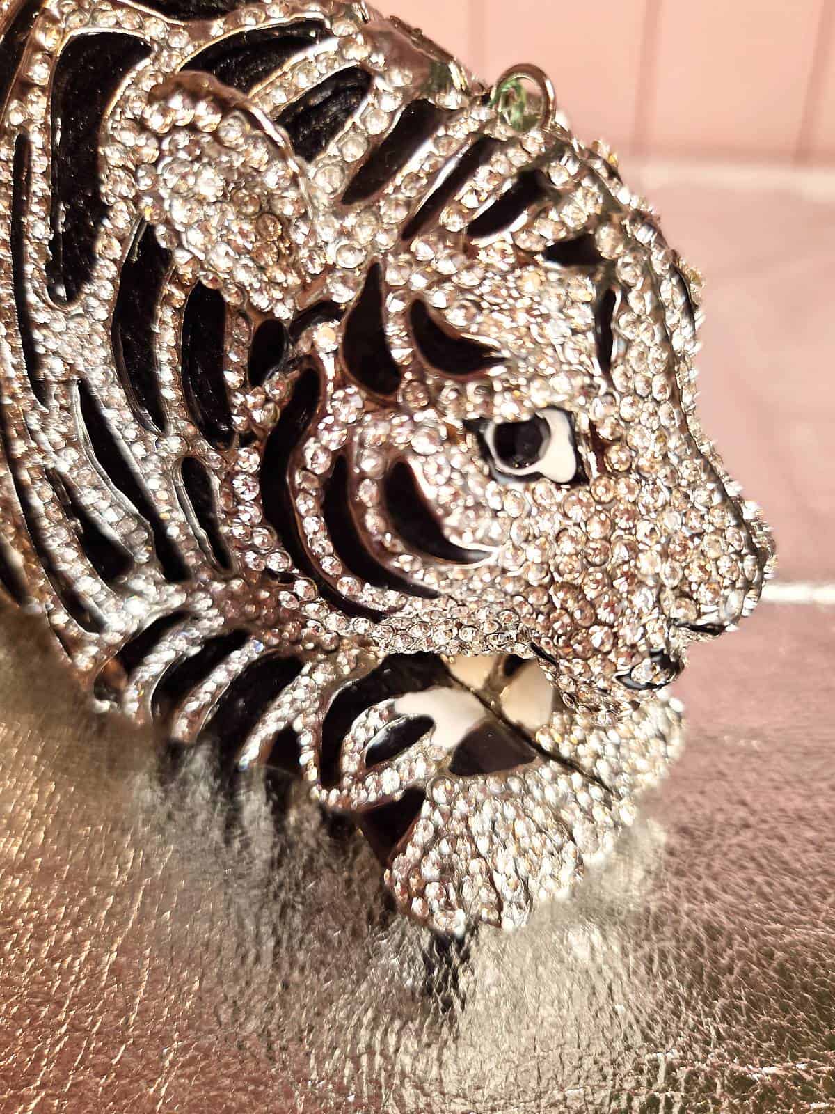 clutch med similisten formet som tiger - forfra