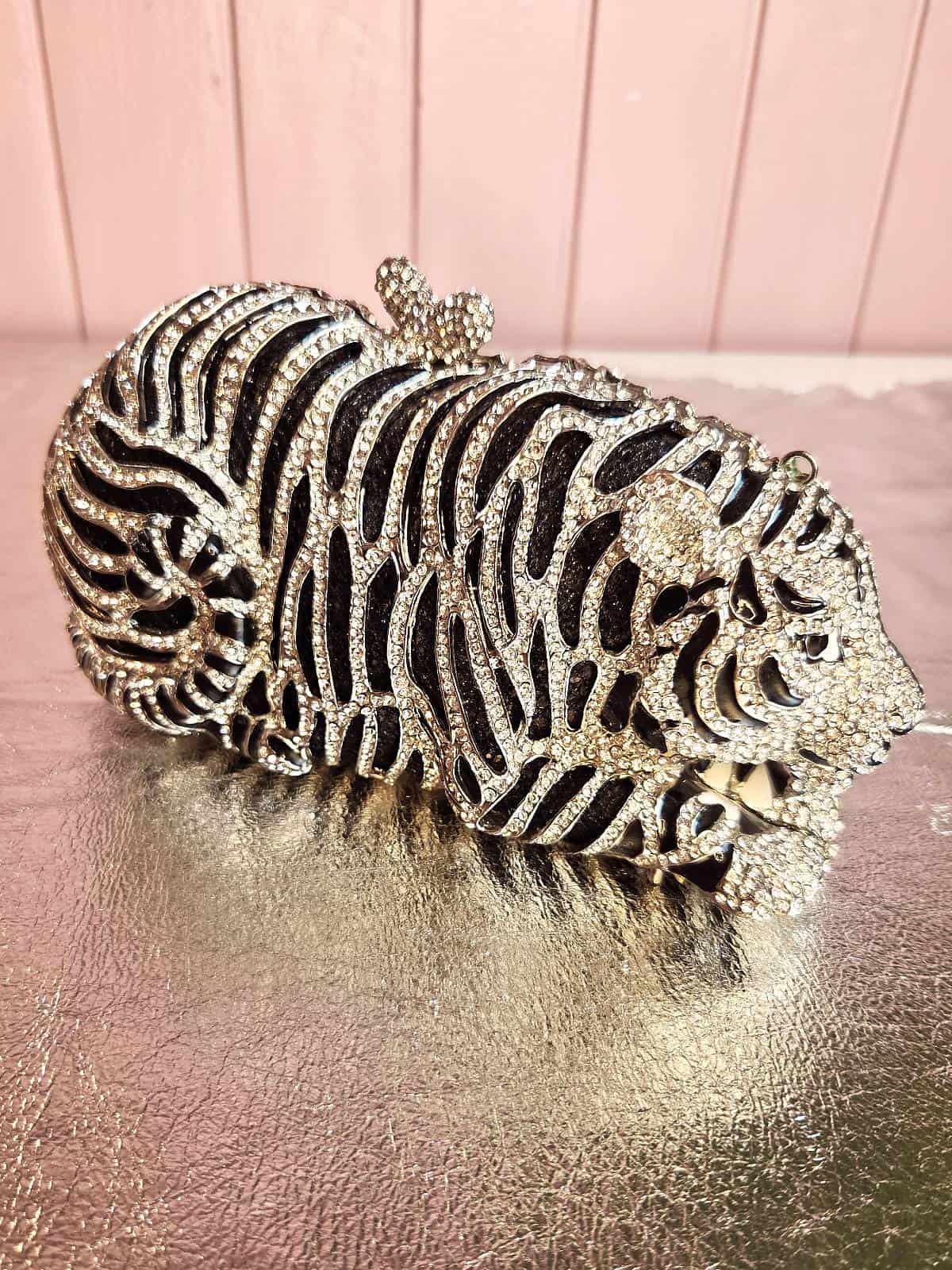 clutch med similisten formet som tiger