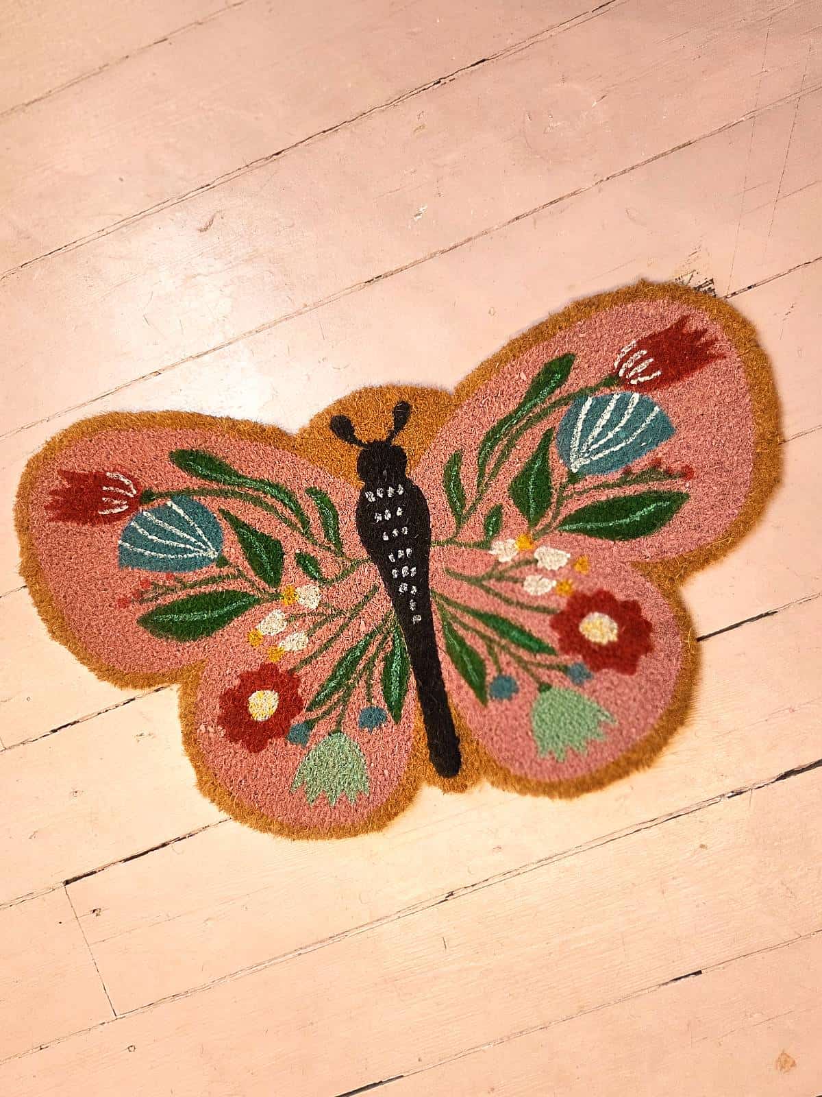 Dørmåtte formet som en sød blomstret sommerfugl